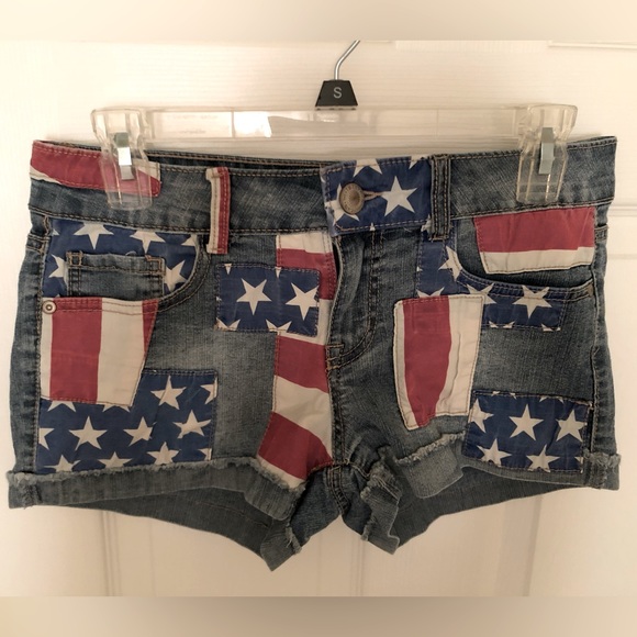 l.e.I. Ashley Low Rise Red, White, & Blue Jean Shorts - Picture 1 of 7
